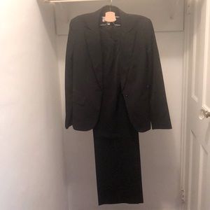*Jones New York* Black Pant Suit. Blazer & Trouser